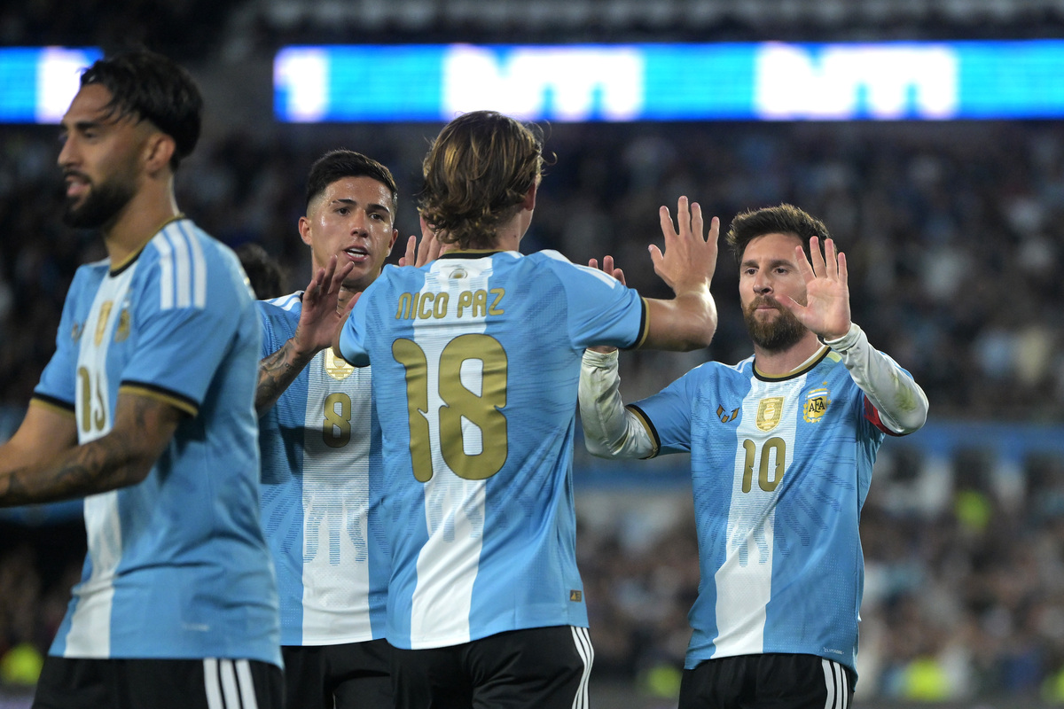 سكالوني يؤجل اختيار خليفة ميسي للرقم 10 في منتخب الأرجنتين