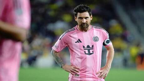 بقميص النصر ورونالدو.. مشجع يلفت الأنظار خلال مباراة ميسي وإنتر ميامي