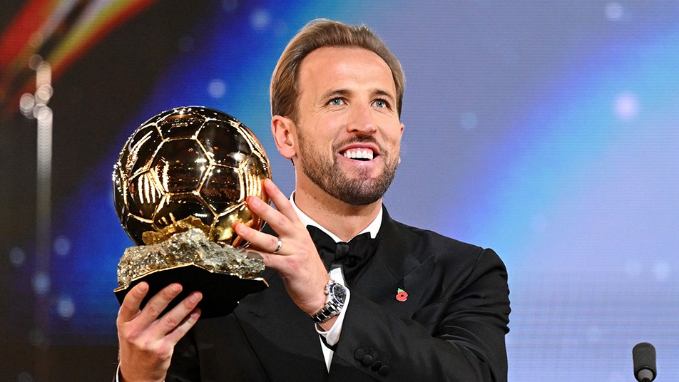 هاري كين يرفع الكرة الذهبية خلال حفل التتويج في لندن، 26 أكتوبر 2026