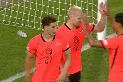 هولندا تهزم صربيا 2-1 في دوري الأمم الأوروبية بثنائية ميردينك