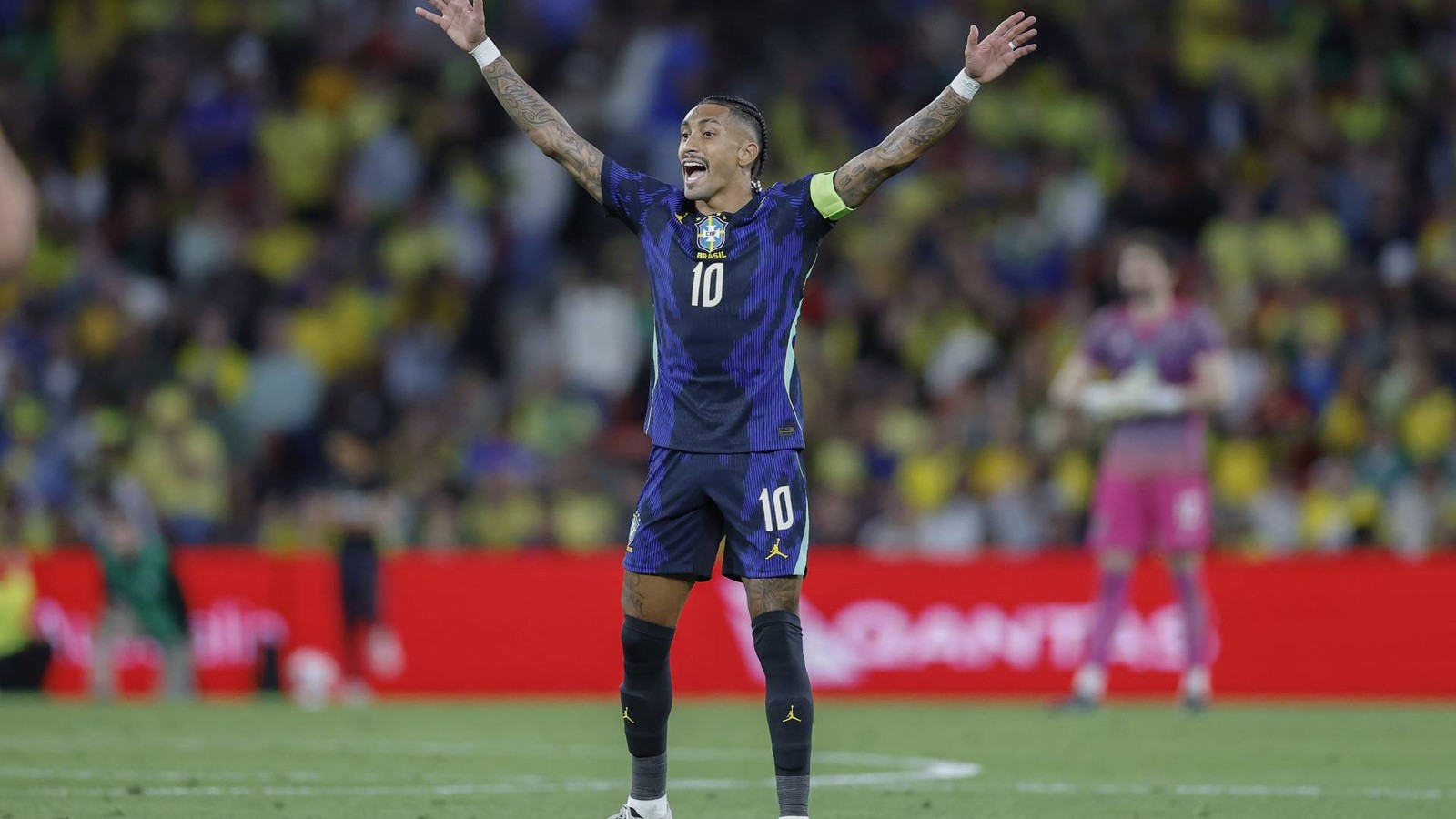 صورة أرشيفية — تقارير: SPORT: رافينيا مرشح لقائمة البرازيل وسط قلق برشلونة