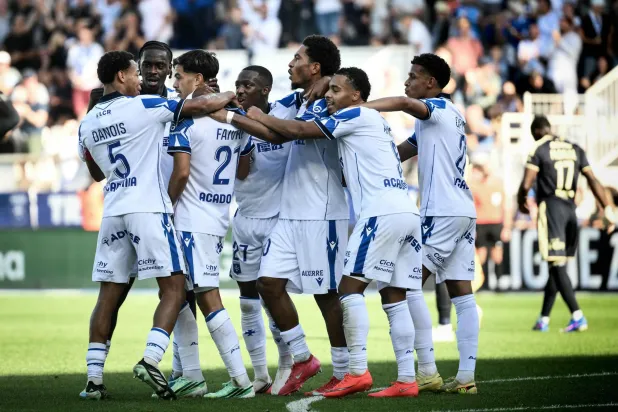 النيران الصديقة تقود أوكسير لقلب الطاولة على بريست في الدوري الفرنسي