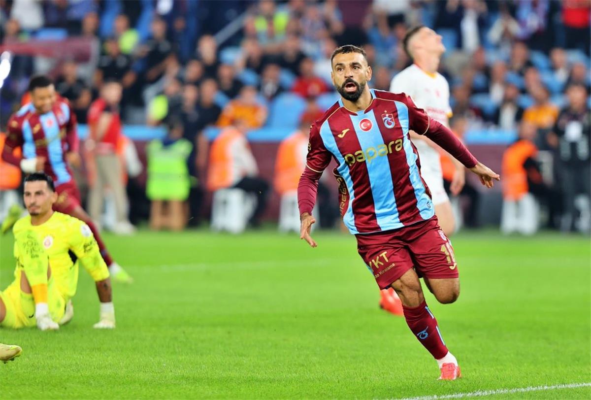 فيديو | كيف احتفل محمد صلاح بالهاتريك بعد انتهاء مباراة طرابزون سبور وجالطة سراي؟