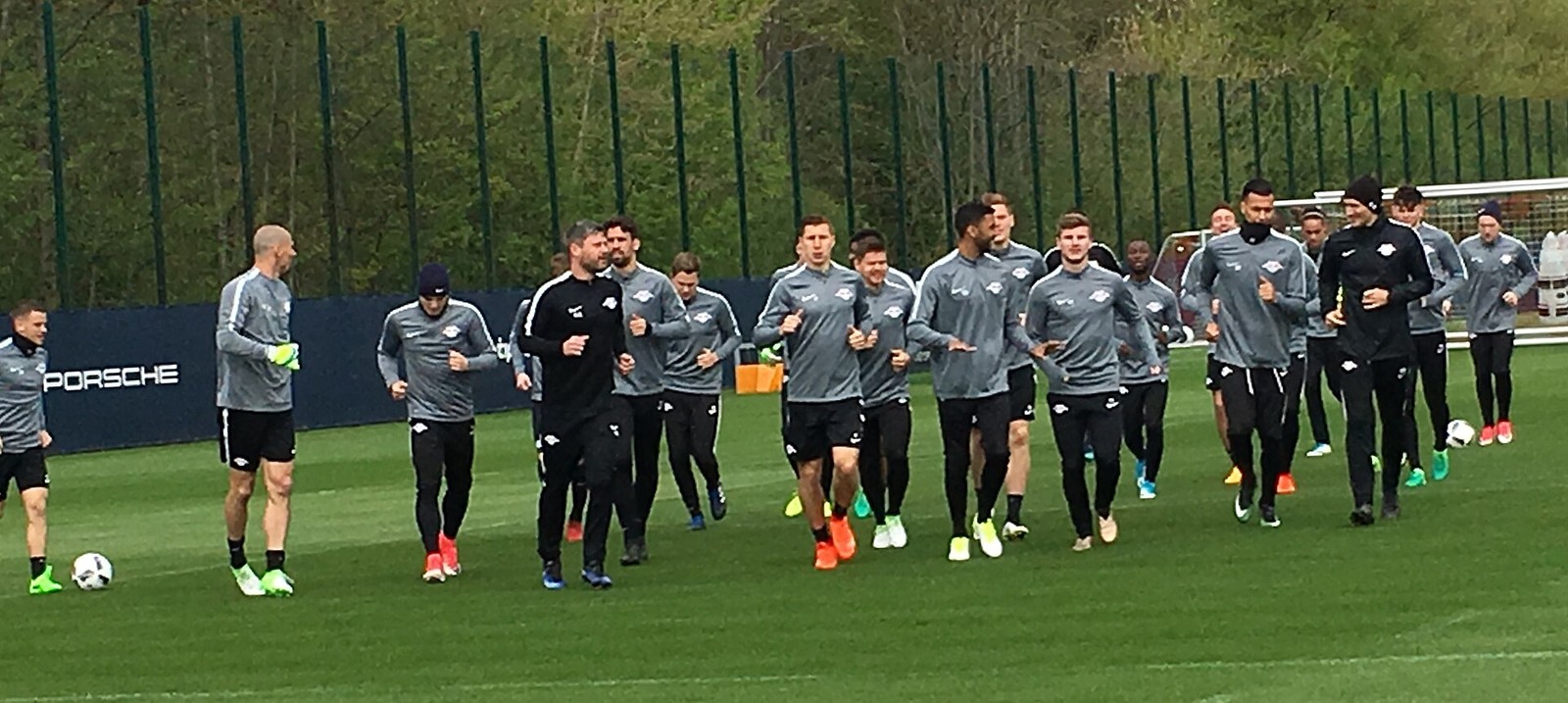 RB Leipzig öffentliches Training. File:RB Leipzig öffentliches Training.jpg — صورة أرشيفية — commons.wikimedia.org — joho345 — CC BY-SA 4.0 — https://creativecommons.org/licenses/by-sa/4.0