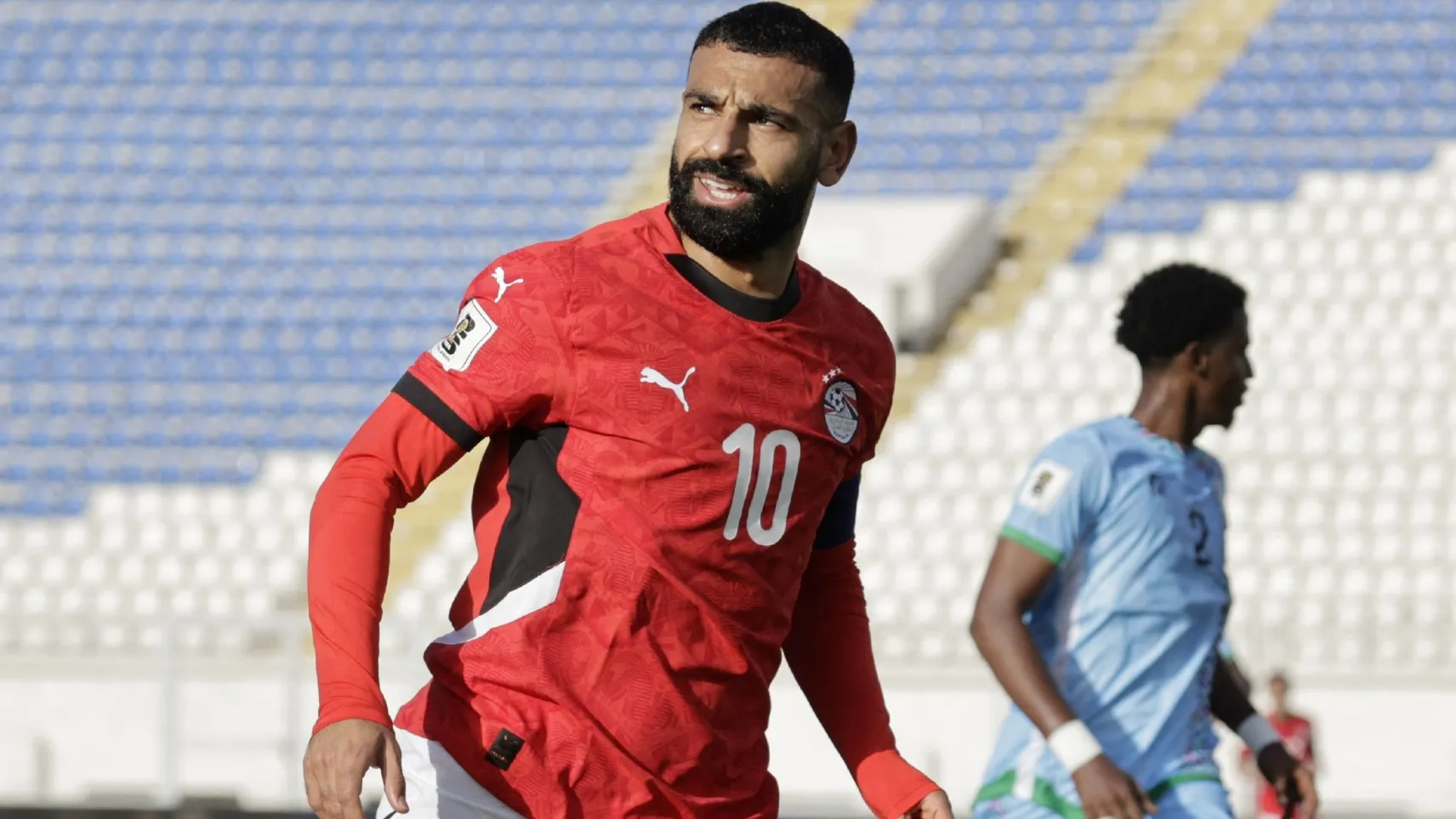 وزير الرياضة المصري يتحرك لتهدئة الأجواء بين محمد صلاح وحسام حسن