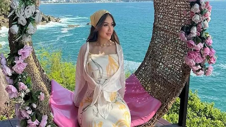 ستوري نجوم كرة القدم.. زوجة محمد النني برفقة ابنها وزيزو في مران المنتخب