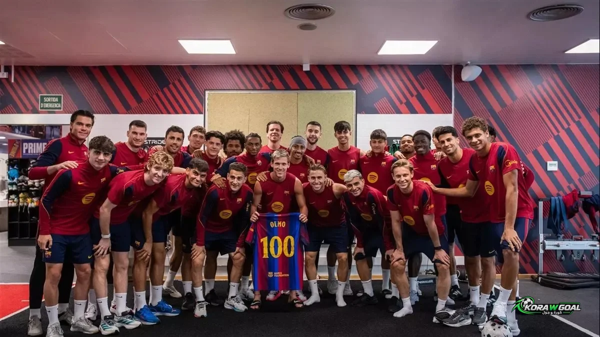 لاعبو برشلونة يحتفلون بأولمو بعد بلوغه 100 مباراة مع الفريق