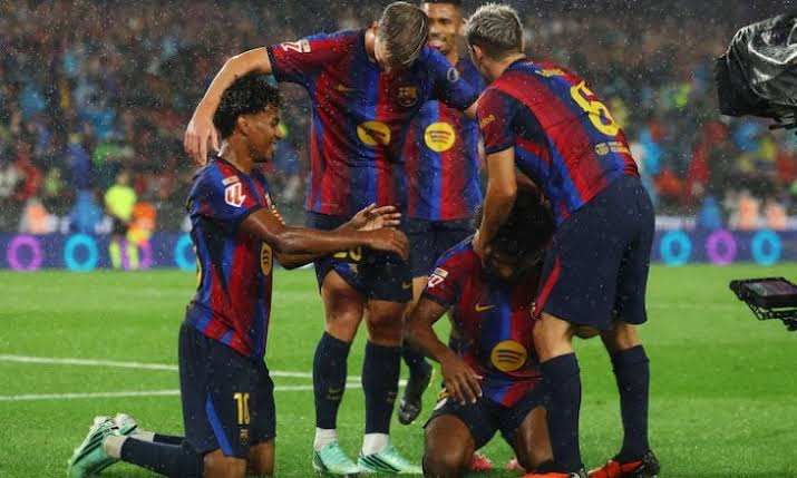 هاتريك رافينيا يقود برشلونة لقلب تأخره والفوز على إشبيلية 3-1