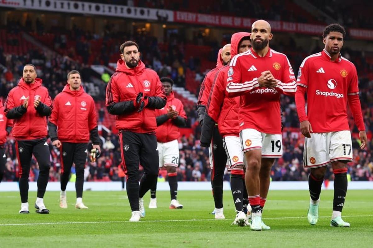 Man Utd flops 'booed' by passengers on train as journey to Chelsea suffers delay