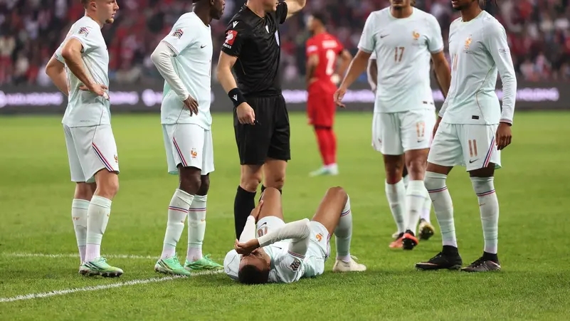 إصابة مبابي تثير القلق قبل كلاسيكو ريال مدريد وبرشلونة