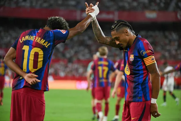 برشلونة يعبر منعطف إشبيلية بهاتريك رافينيا
