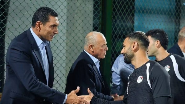 وزير الشباب والرياضة يساند منتخب مصر قبل مواجهة أنجولا