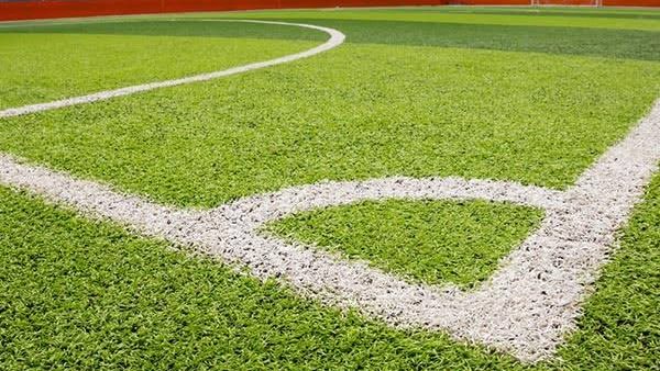 النجيل الصناعي والترتان.. ما الفرق بين أرضيتي ملاعب كرة القدم وألعاب القوى؟